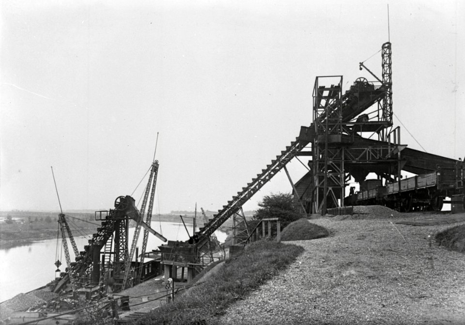 HUA-154240-Gezicht op de installatie voor de overslag van grind van schepen op spoorwagons van de N.S. bij Grinderij Linne te Linne