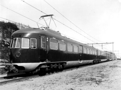HUA-155592-Afbeelding van het nieuwe electrische treinstel nr. 801 (mat. 1940) van de N.S. op de spoorlijn bij Maarn