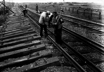 HUA-154265-Afbeelding van baanwerkers tijdens vernieuwingswerkzaamheden aan de spoorlijn bij Voorburg