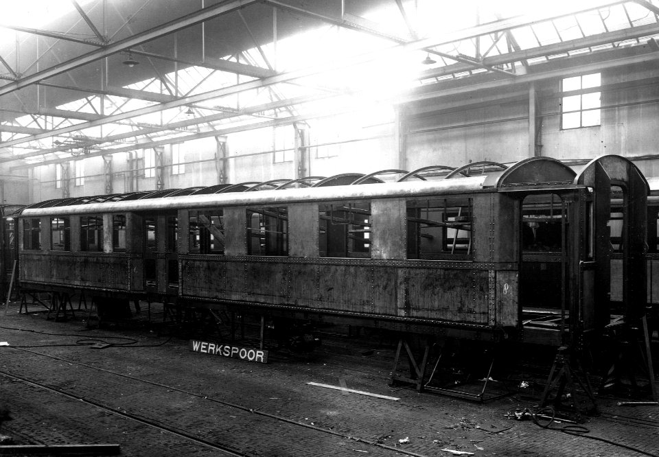 HUA-164413-Afbeelding van een in aanbouw zijnd rijtuig uit de serie ABec 8501-8511 (electrisch buffermaterieel, mat. 1924, Blokkendozen) van de N.S. bij Werkspoor te Zuilen