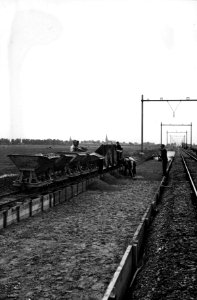 HUA-154269-Afbeelding van baanwerkers van de N.S. tijdens de werkzaamheden ten behoeve van de verzwaring van het baanvak Amsterdam - Utrecht, ter hoogte van Abcoude