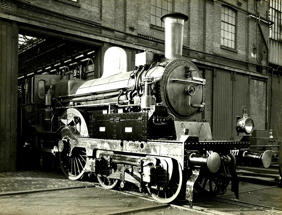 HUA-164551-Afbeelding van de stoomlocomotief nr 1777 serie 1700 1800 van de NS na het aanbrengen van het hydraulische klepbewegingssysteem Meier Mattern bij Werk