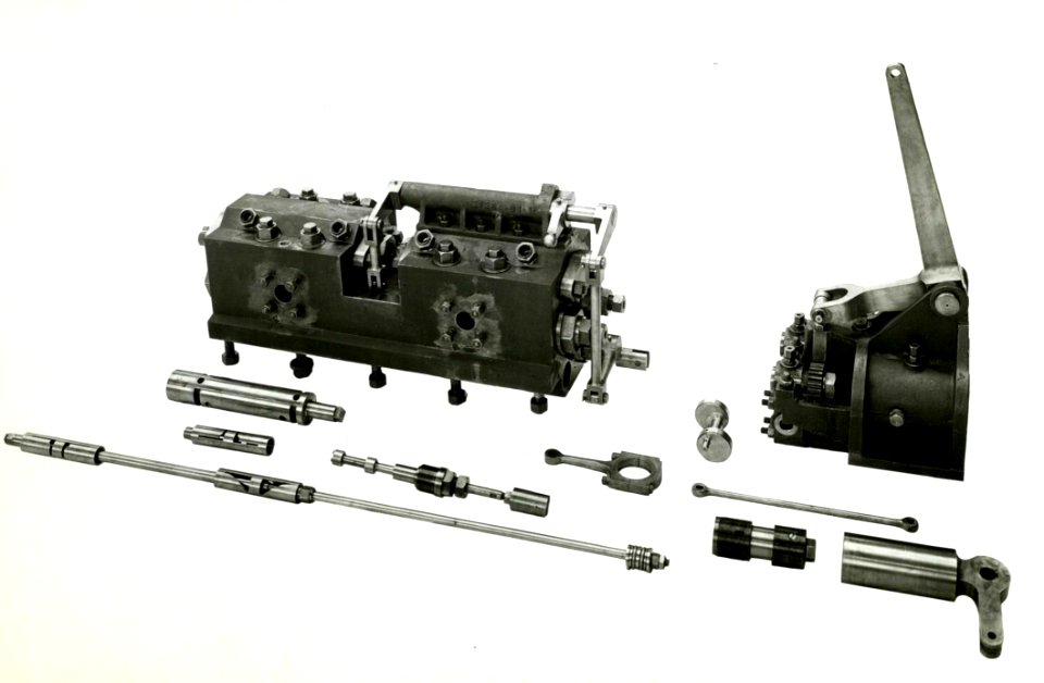 HUA-164555-Afbeelding van onderdelen van het hydraulische klepbewegingssysteem Meier Mattern, toegepast bij de stoomlocomotieven nrs. 1752 en 1777 (serie 1700-1800) van de N.S