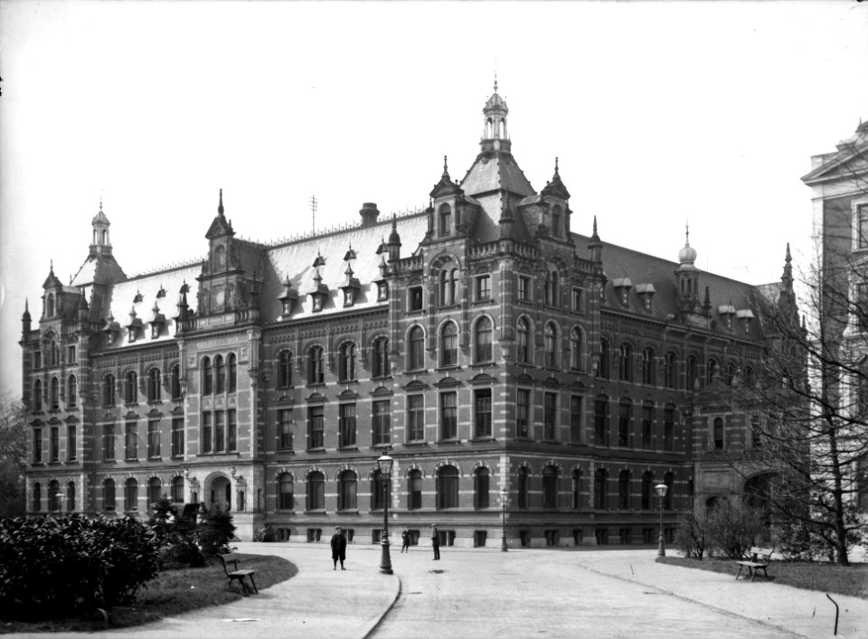 HUA-154372-Gezicht op het 2e Administratiegebouw van de Nederlandse Spoorwegen (HGB II, Moreelsepark) te Utrecht