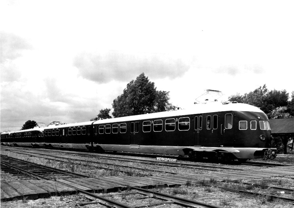 HUA-164486-Afbeelding van twee fabrieksnieuwe electrische treinstellen mat. 1936 van de N.S. op het terrein van Werkspoor te Zuilen, met vooraan het treinstel nr. 212 en daarachter het treinstel nr. 211