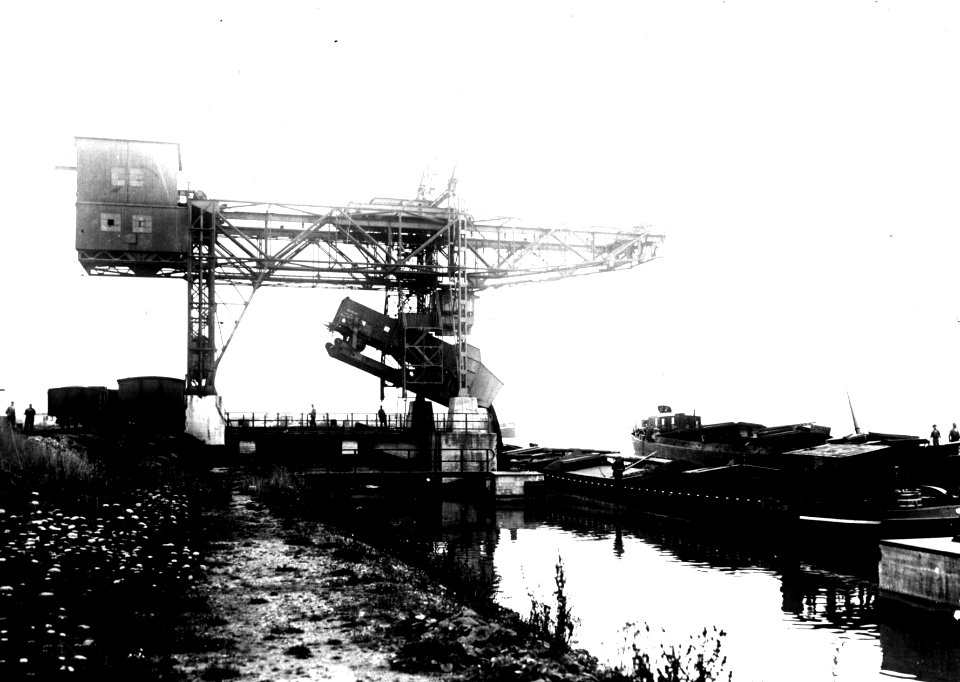 HUA-159834-Gezicht op de kolentip (overslag van steenkolen van trein op schip) aan het Julianakanaal te Born
