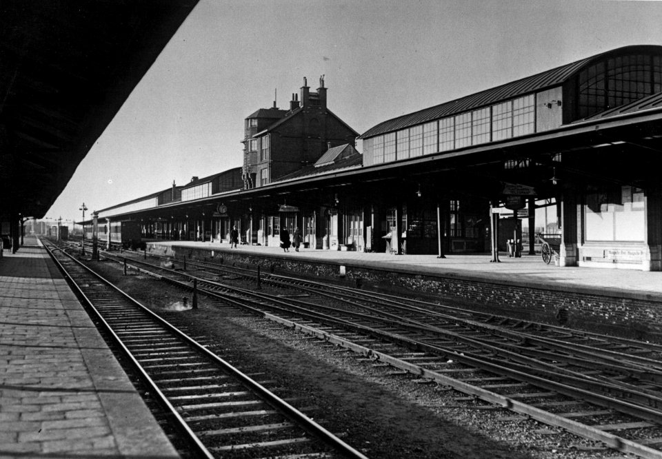 HUA-154571-Gezicht op de perrons van het N.S.-station Amersfoort te Amersfoort