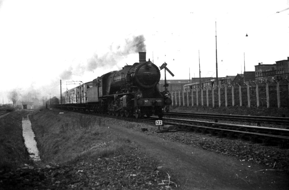 HUA-160452-Afbeelding van de stoomlocomotief nr. 5069 (serie 5000-5100, Austerities, ex War Department nr. 73723) van de N.S. met een goederentrein
