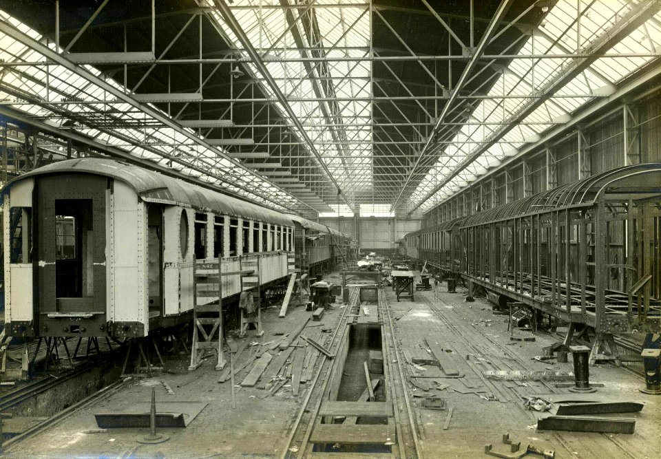 HUA-164575-Afbeelding van enkele in aanbouw zijnde rijtuigen uit de serie C 7201-7206 (links) en AB 7201-7221 (rechts), bestemd voor de N.S., bij Werkspoor te Zuilen