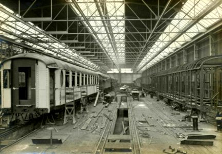 HUA-164575-Afbeelding van enkele in aanbouw zijnde rijtuigen uit de serie C 7201-7206 (links) en AB 7201-7221 (rechts), bestemd voor de N.S., bij Werkspoor te Zuilen