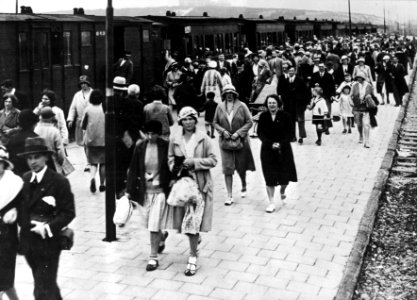 HUA-154596-Gezicht op een menigte dagjesmensen op het perron van het tramstation Bergen aan Zee te Bergen aan Zee met op de achtergrond de stoomtram uit Alkmaar