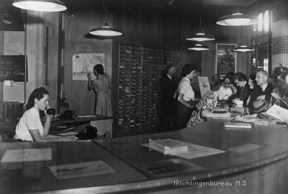 HUA-160488-Interieur van het N.S.-station Amsterdam C.S. te Amsterdam- inlichtingenbureau