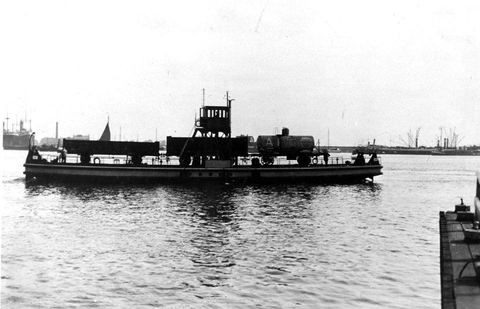HUA-165611-Afbeelding van de veerpont spoorpont voor het overzetten van goederenwagens over het IJ te Amsterdam