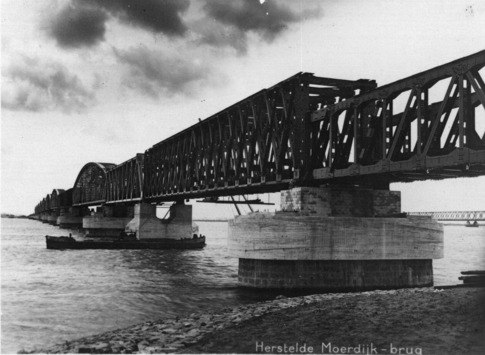 HUA-160493-Gezicht op de (tijdelijk) herstelde spoorbrug over het Hollands Diep bij Moerdijk (Moerdijkbrug)
