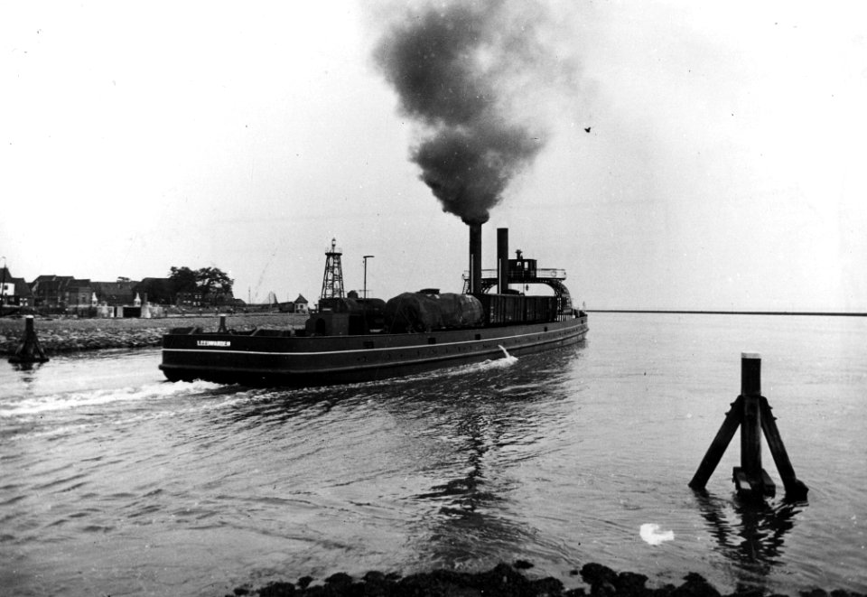 HUA-165615-Afbeelding van de veerpont (spoorpont) Leeuwarden voor het overzetten van goederenwagens tussen Enkhuizen en Stavoren, bij het verlaten van de haven te Enkhuizen