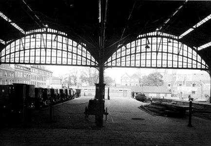 HUA-154626-Gezicht op het perron en de perronkap van het NS station Den Haag SS te Den Haag