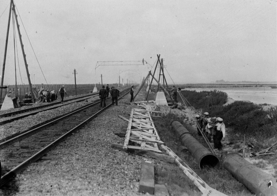 HUA-160499-Afbeelding van de werkzaamheden ten behoeve van de electrificatie van de spoorlijn Schiedam - Hoek van Holland