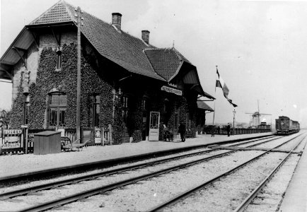 HUA-154630-Gezicht op de perronzijde van het station Hazerswoude-Koudekerk van de Staatsspoorwegen te Hazerswoude