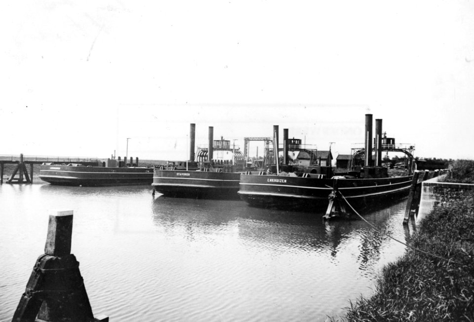 HUA-165613-Afbeelding van de veerponten spoorponten voor het overzetten van goederenwagens tussen Enkhuizen en Stavoren in de haven te Enkhuizen met van links na