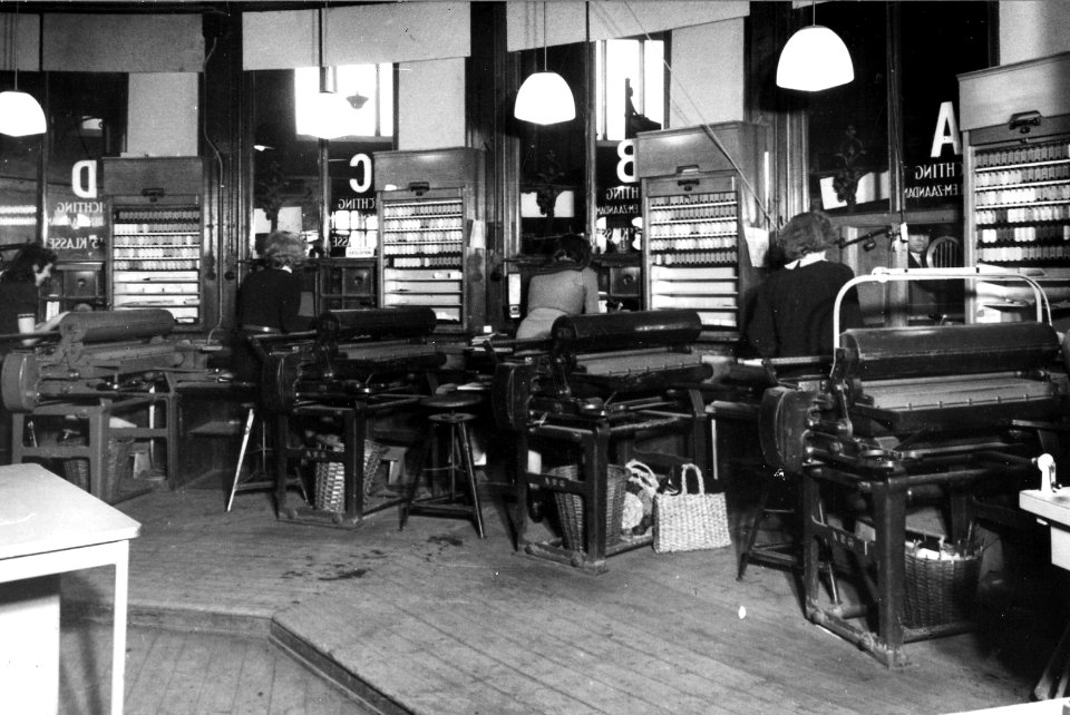 HUA-165644-Interieur van het NS station Amsterdam CS te Amsterdam plaatskaartenkantoor in het orgel 