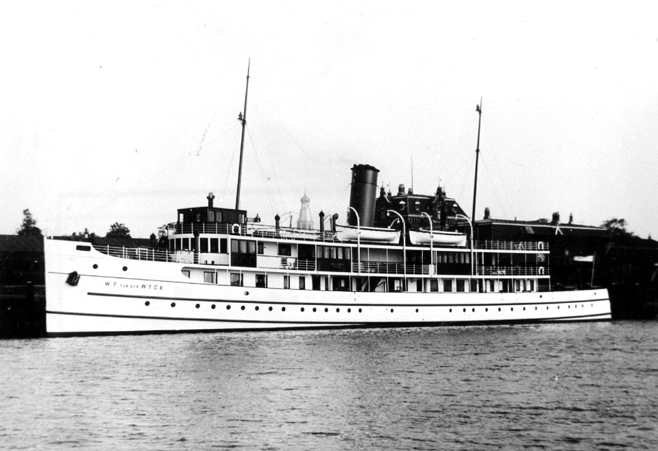 HUA-165630-Afbeelding van het motorschip WF van der Wyck van Rederij Koppe voor de bootdienst Enkhuizen Stavoren in de haven bij het NS station Enkhuizen te Enkh