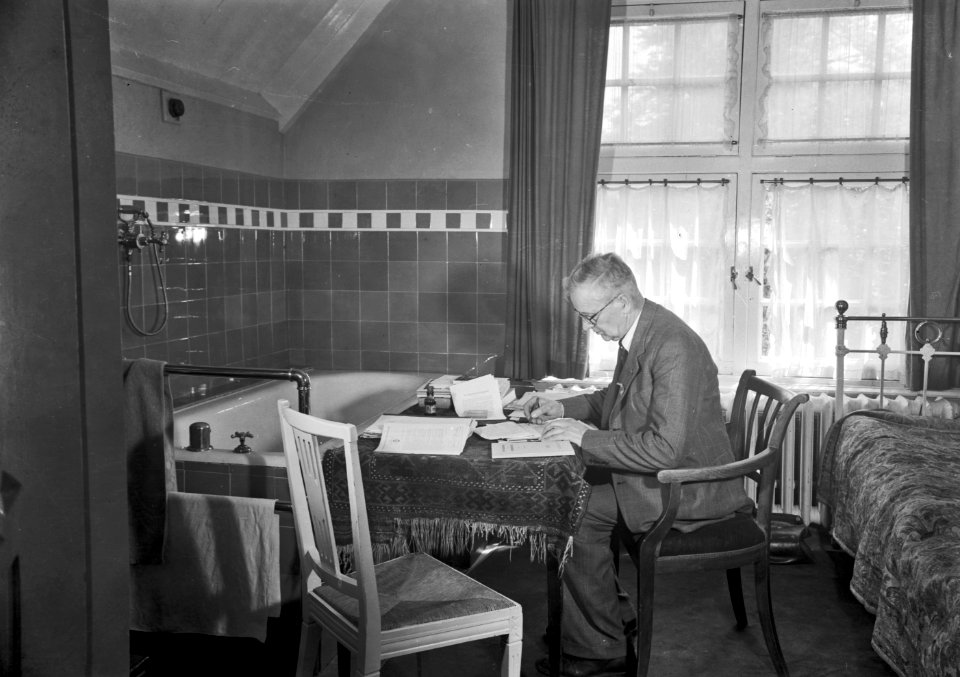 HUA-165706-Afbeelding ir. W. Hupkes, president-directeur van de Nederlandse Spoorwegen in zijn tijdelijke kantoor tijdens de Tweede Wereldoorlog