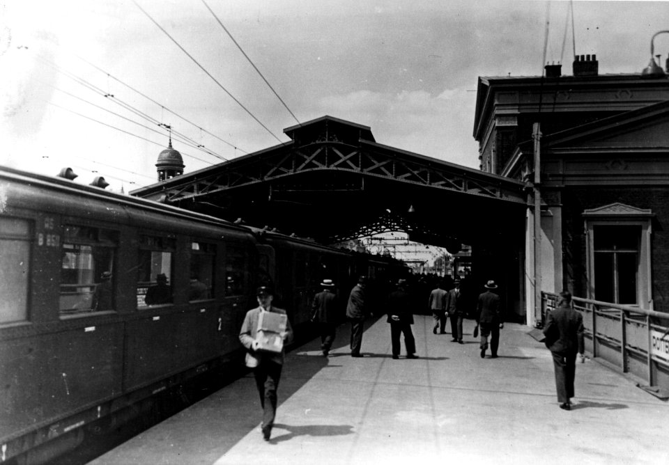 HUA-154655-Gezicht op het perron met perronkap van het N.S.-station Rotterdam Beurs te Rotterdam met langs het perron een trein bestaande uit rijtuigen electrisch buffermaterieel (mat. 1924, blokkendozen) van 