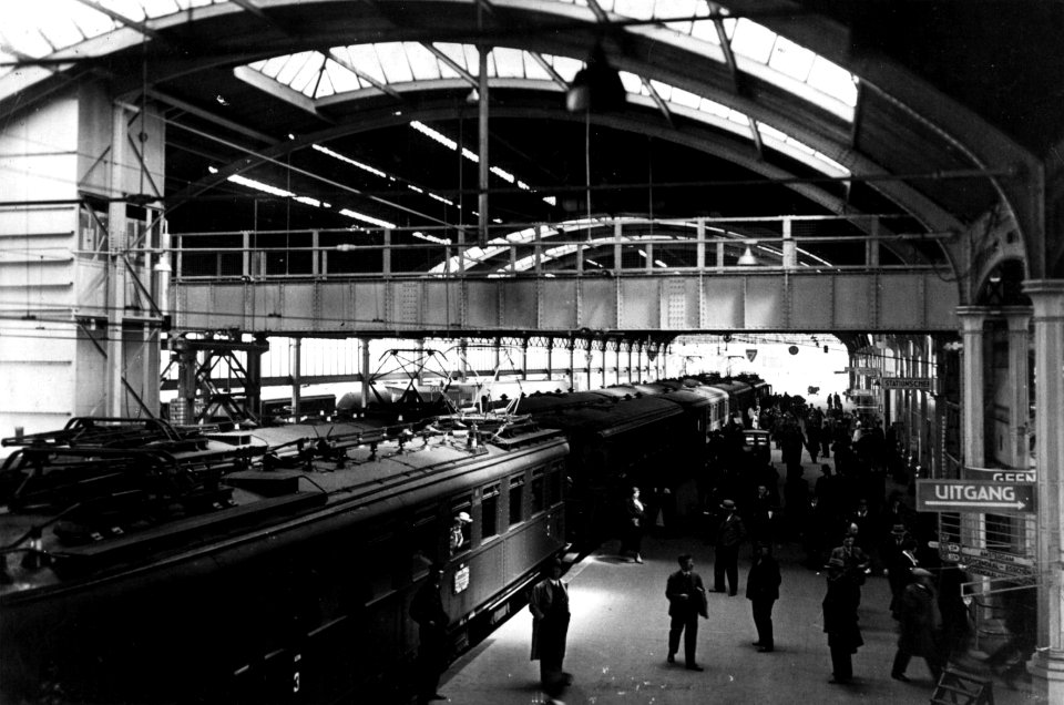 HUA-154659-Gezicht op het perron en de perronkap van het NS station Rotterdam DP te Rotterdam met langs het perron een trein bestaande uit rijtuigen electrisch b