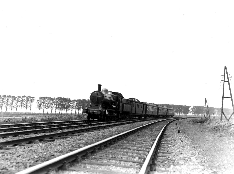HUA-160566-Afbeelding van een stoomlocomotief uit de serie 3700-3800 van de N.S. met een internationale trein nabij Loenen