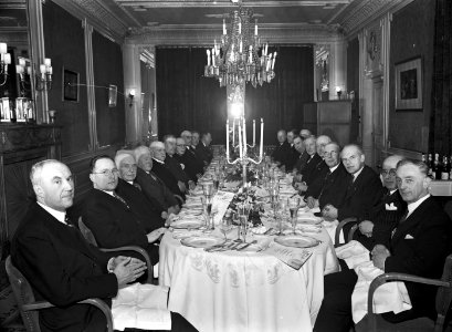 HUA-165734-Groepsportret tijdens het afscheid van president-directeur ir. W. Hupkes (zittend, links) van de Nederlandse Spoorwegen in Huize Molenaar (Korte Nieuwstraat 6) te Utrecht
