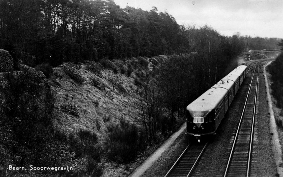 HUA-160575-Afbeelding van twee gekoppelde diesel-electrische treinstellen DE 3 (serie 11-50) van de N.S. te Baarn