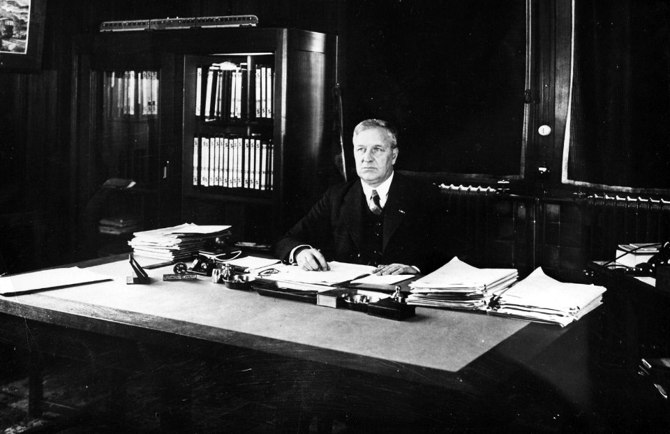 HUA-165708-Portret van ir. W. Hupkes, president-directeur van de Nederlandse Spoorwegen in zijn kantoor in het 3e Administratiegebouw van de Nederlandse Spoorwegen (HGB III, Moreelsepark) te Utrecht