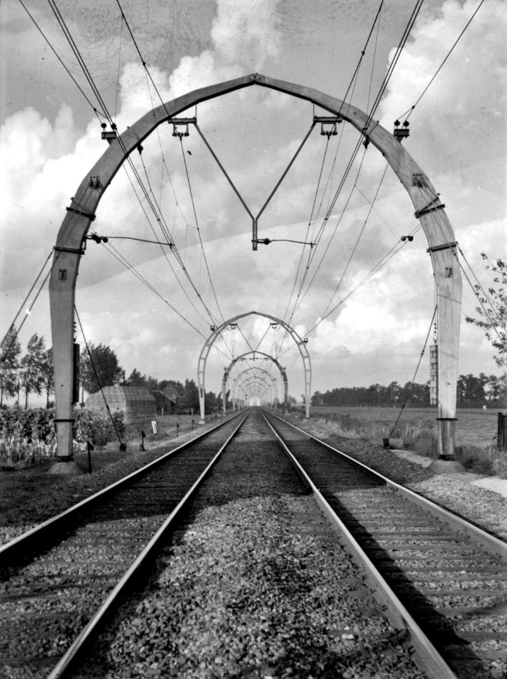 HUA-165740-Gezicht op de spoorlijn Hilversum - Utrecht, ter hoogten van Groenekan, met de betonnen, halfronde bovenleidingsportalen