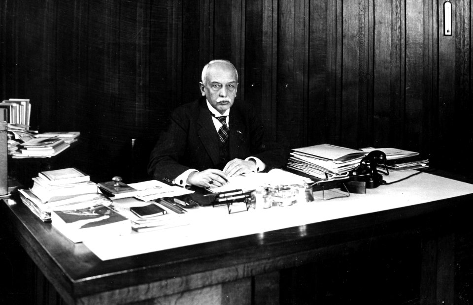 HUA-165714-Portret van ir. W.F.H. van Rijckevorsel, directeur bij de N.S., aan zijn bureau in het 3e Administratiegebouw van de Nederlandse Spoorwegen (HGB III, Moreelsepark) te Utrecht