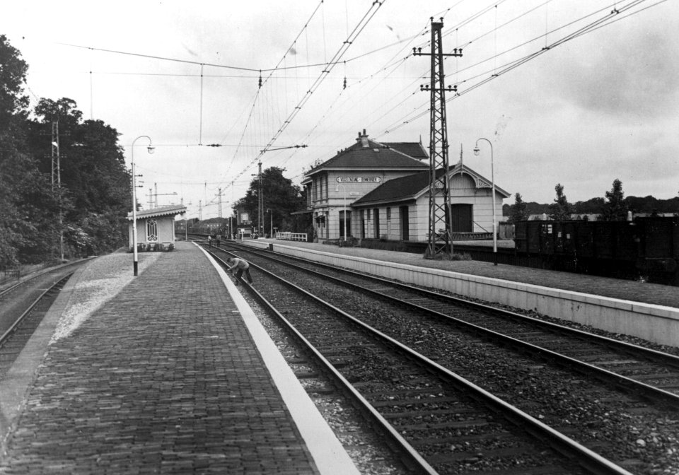 HUA-154687-Gezicht op de perrons en de perronzijde van het N.S.-station Vogelenzang-Bennebroek te Vogelenzang