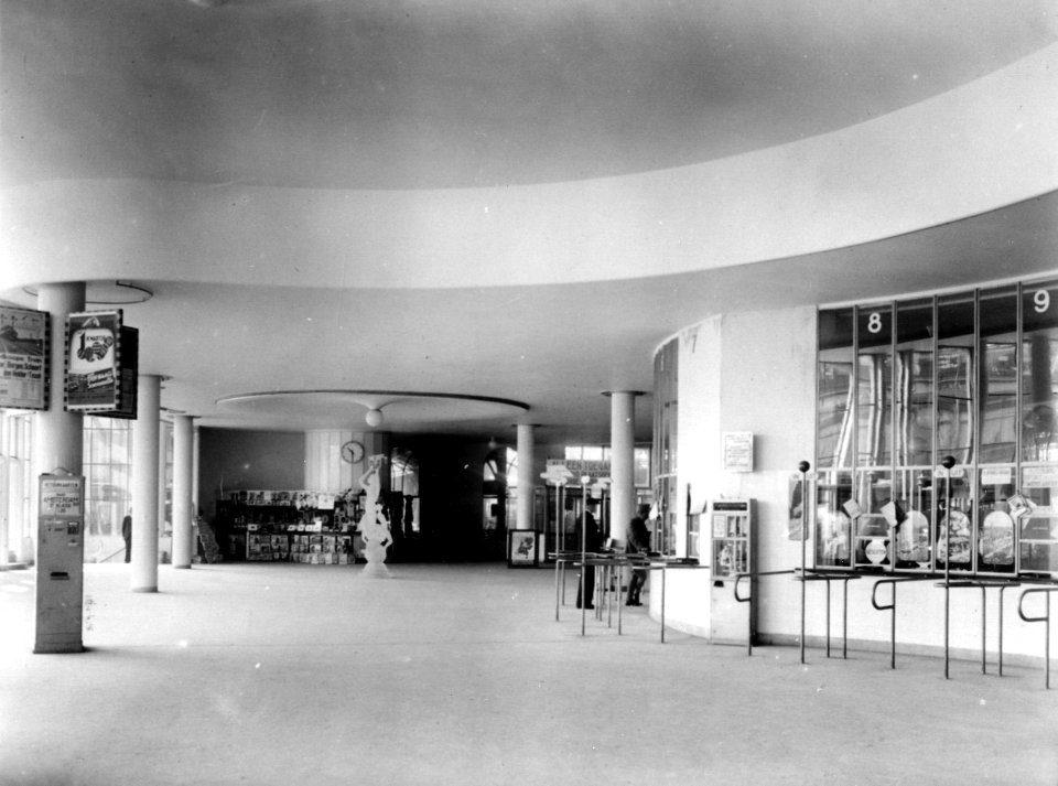 HUA-166010-Interieur van het N.S.-station Utrecht C.S. te Utrecht- hal, met rechts de loketten