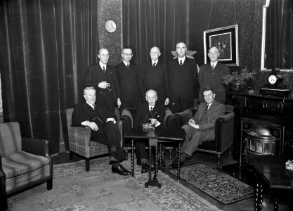 HUA-165732-Groepsportret tijdens het afscheid van president-directeur ir. W. Hupkes (zittend, links) van de Nederlandse Spoorwegen in Huize Molenaar (Korte Nieuwstraat 6) te Utrecht