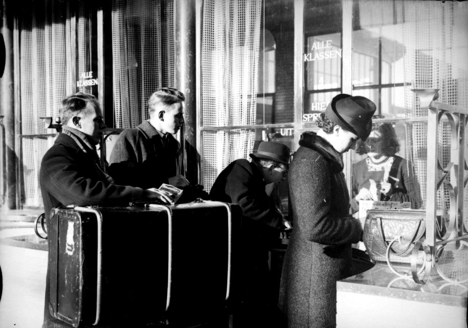 HUA-160597-Afbeelding van reizigers bij het loket van het N.S.-station Amsterdam Amstel te Amsterdam