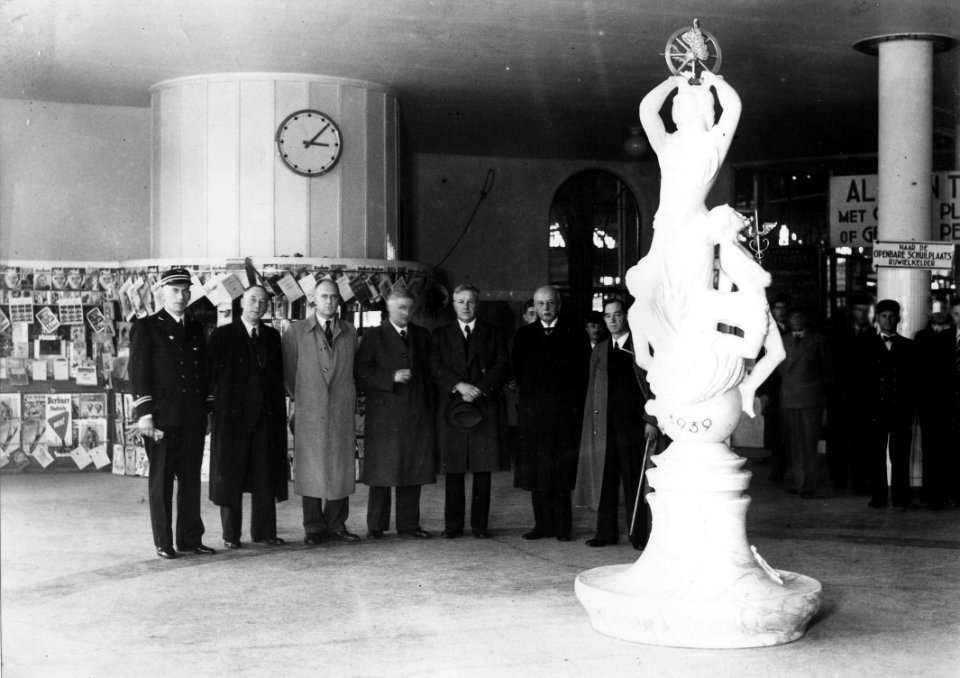 HUA-166003-Afbeelding van de overdracht van het door Charles Eijck vervaardigde beeld dat door het personeel van de N.S. aan de directie werd aangeboden vanwege het 100-jarig jubileum van de spoorwegen in de hal