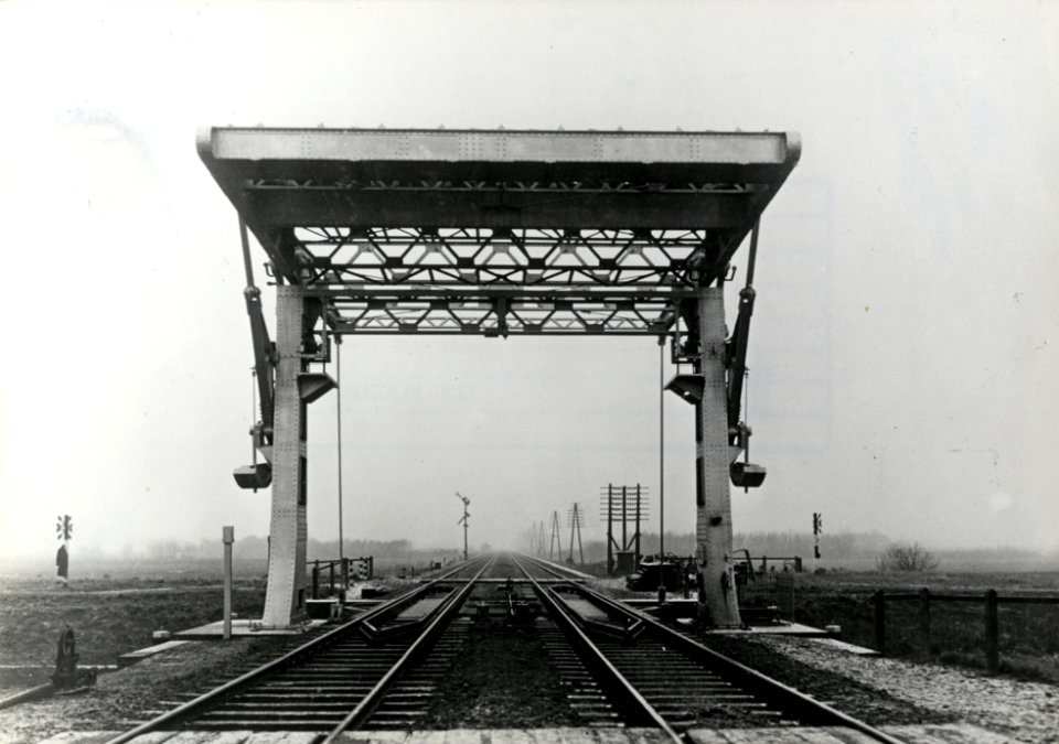 HUA-154933-Gezicht op de spoorbrug (klapbrug) over het Linthorst-Homankanaal te Beilen