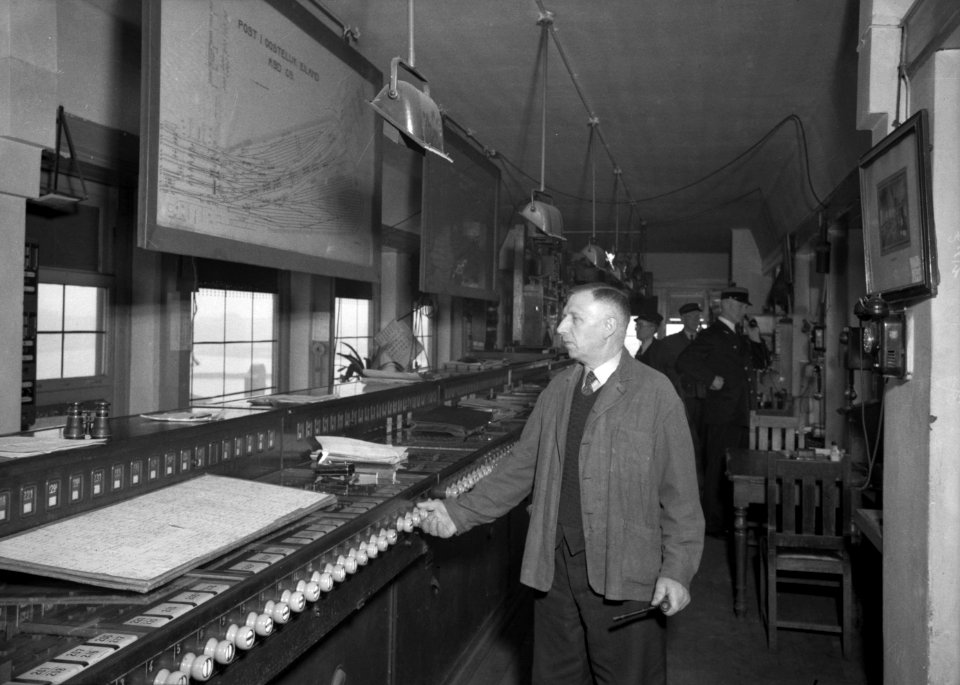 HUA-166033-Interieur van het seinhuis Post I aan de oostzijde van het N.S.-station Amsterdam C.S. te Amsterdam, met seinhuiswachter