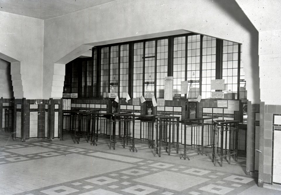 HUA-166012-Interieur van het N.S.-station Utrecht C.S. te Utrecht- loketten, na de verbouwing van 1937