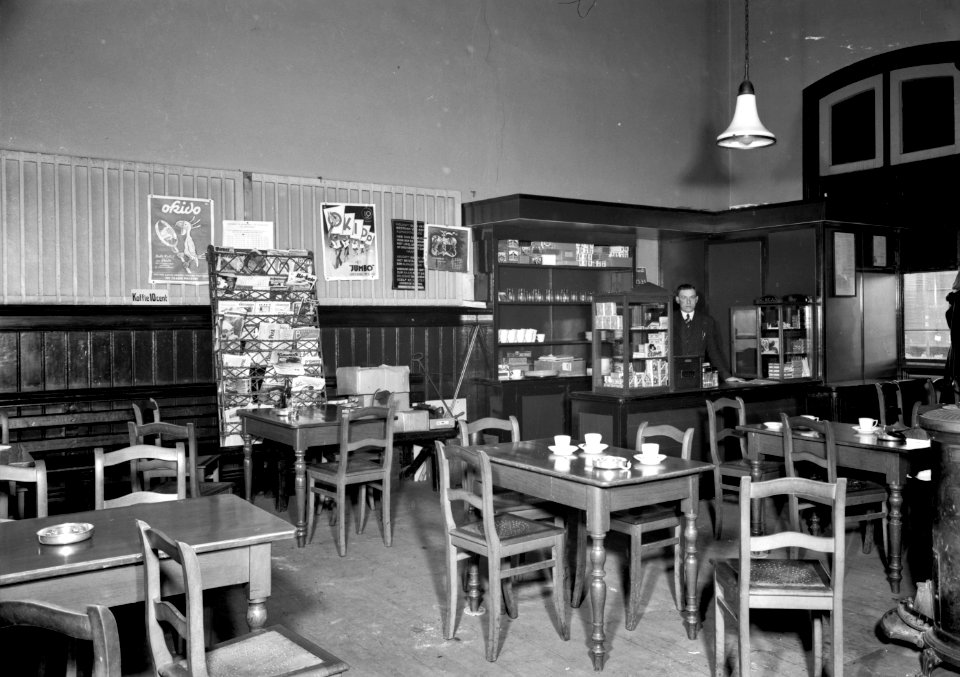 HUA-166081-Interieur van het N.S.-station Hoogeveen te Hoogeveen- wachtkamer 3e klasse