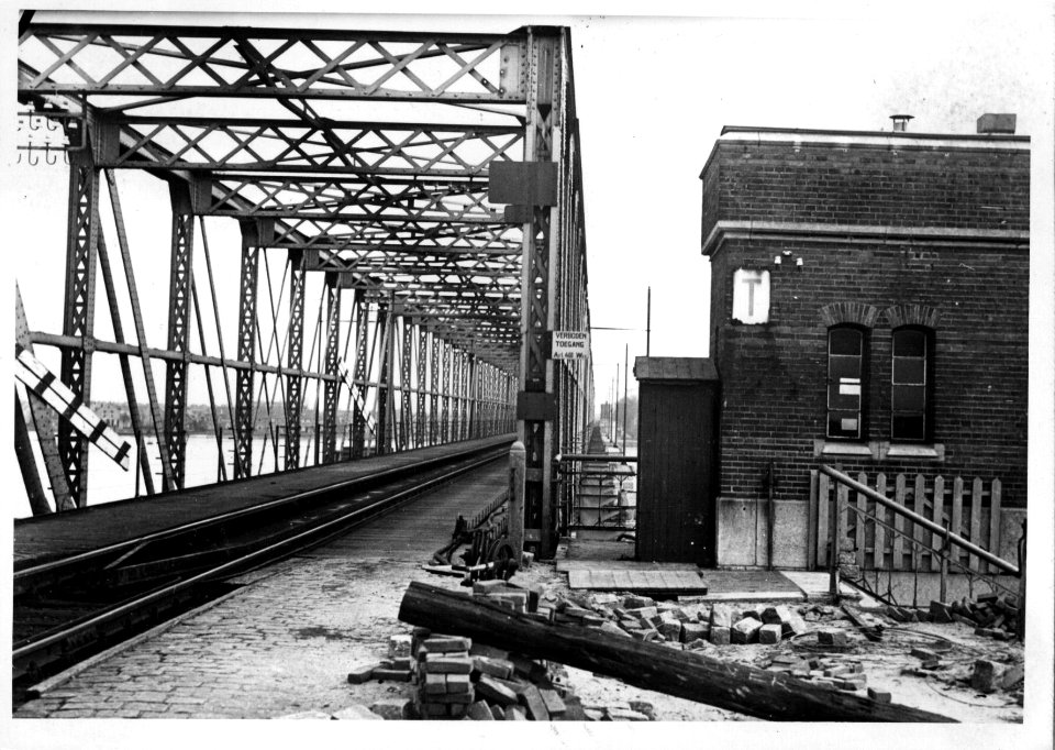 HUA-154961-Gezicht op de spoorbrug over de IJssel te Deventer