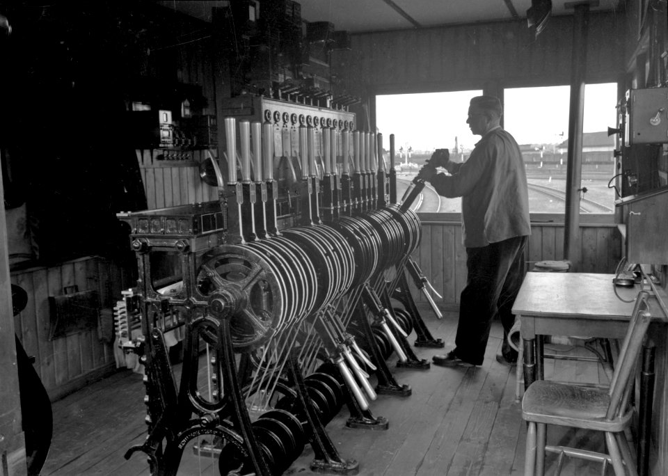 HUA-166031-Interieur van het seinhuis Post III van de N.S. te Amersfoort, met seinhuiswachter
