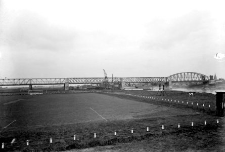 HUA-154965-Gezicht op de spoorbrug over de IJssel te Deventer