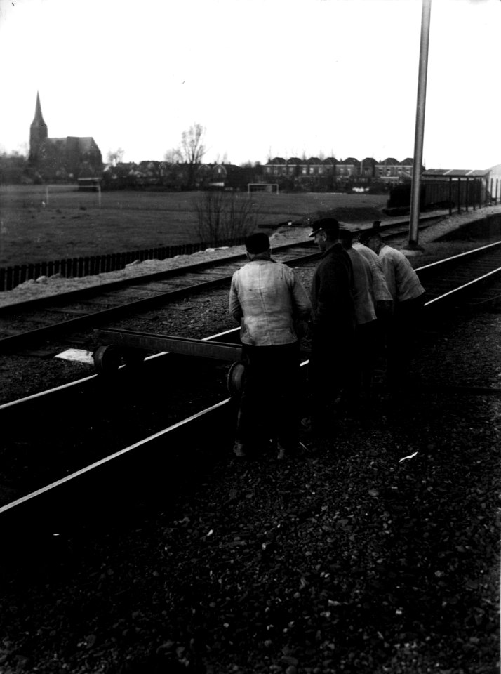 HUA-160613-Afbeelding van baanwerkers van de NS tijdens de werkzaamheden ten behoeve van de verzwaring van het baanvak Amsterdam Utrecht ter hoogte van Abcoude