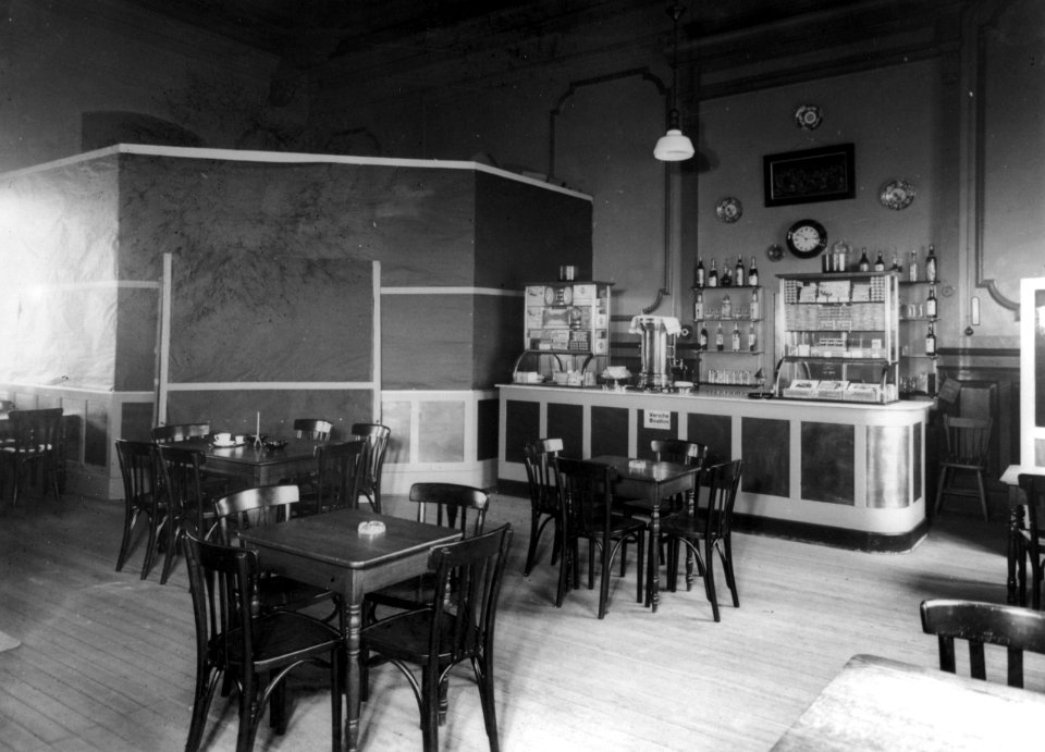 HUA-166090-Interieur van het N.S.-station Tiel te Tiel- wachtkamer 2e klasse
