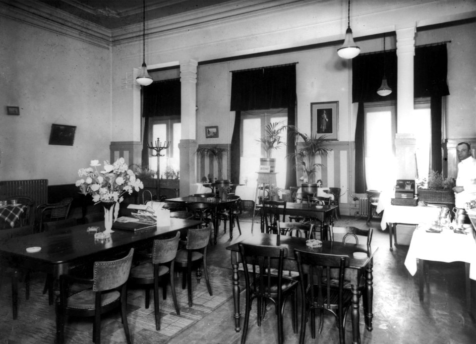 HUA-166095-Interieur van het NS station Hilversum te Hilversum wachtkamer 2e klasse