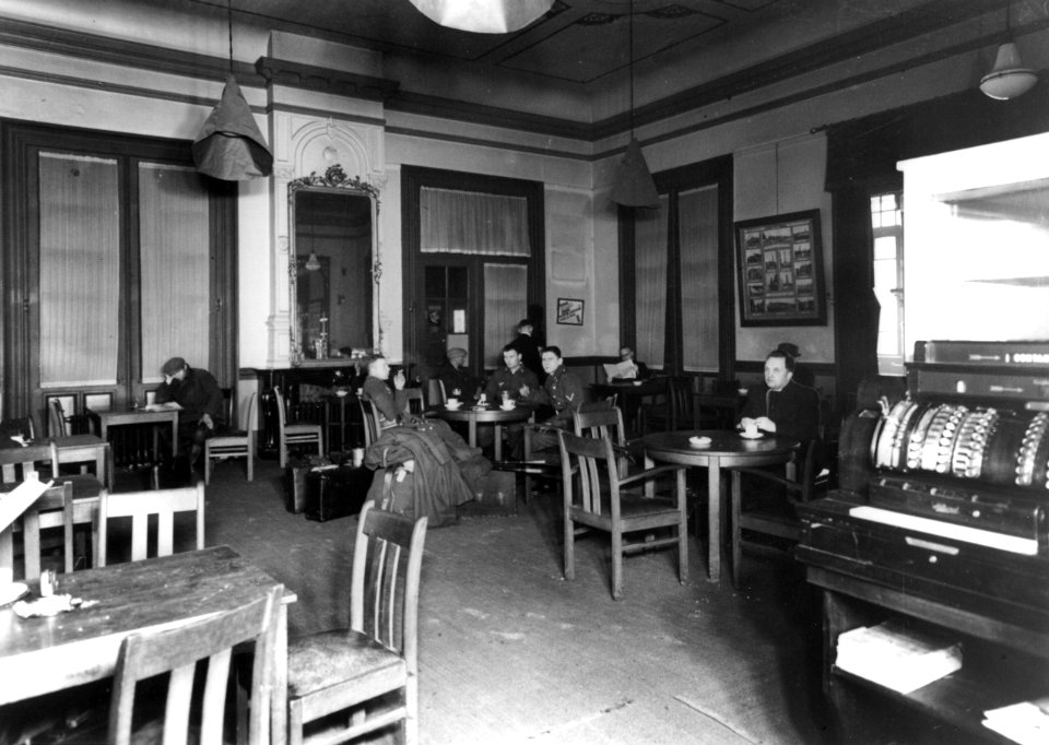 HUA-166088-Interieur van het N.S.-station Venlo te Venlo- wachtkamer 2e klasse